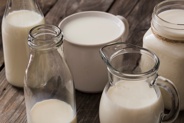 milk in the different type of containers - Молочный суп с лососем и рисом