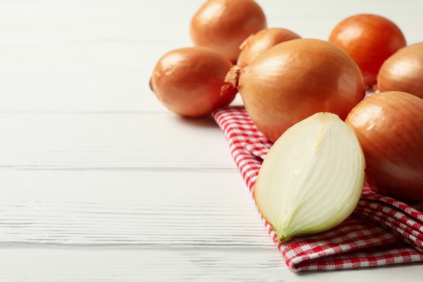 napkin with fresh onion on wooden background - Тушёная говядина с картофелем и луком