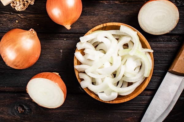 pieces of onion in a plate and whole onions in a - Салат из сельди