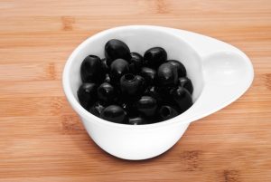 pitted black olives - Салат из крабовых палочек с ананасами и сыром