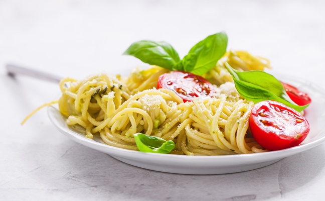 plate of spaghetti with tomatoes and cheese - Спагетти с сыром