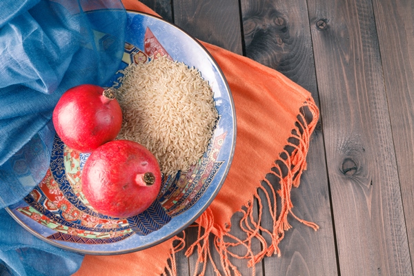 pomegranate in ceramic bowl with brown rice - Плов с бараниной