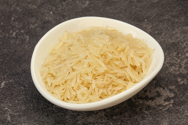 raw basmati rice in the bowl - Молочный суп с лососем и рисом