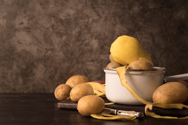 raw potatoes in bowls with copy space - Баранина тушёная с овощами