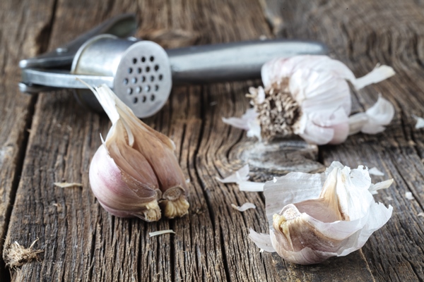 ripe garlic head on wooden table - Салат "Цезарь"