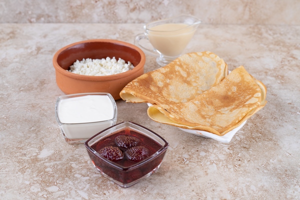 roll pancakes with cottage cheese and strawberry jam - Налистники с творогом и вареньем