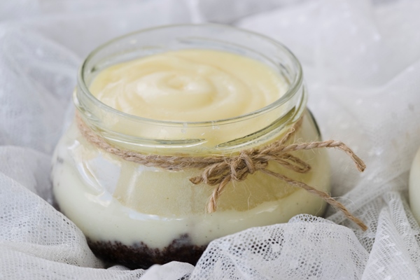 rope tied around the lemon curd jar over the white lace fabric - Сладкий молочный соус