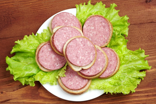 sandwiches with sausage and lettuce on a plate - Правила приготовления бутербродов