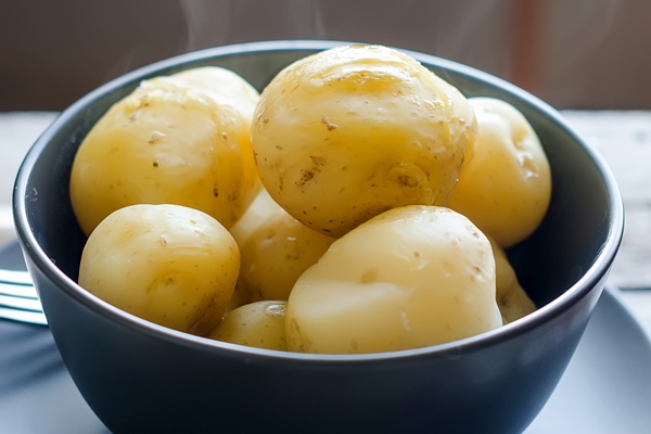 tasty boiled potatoes in black bowl - Салат из сельди