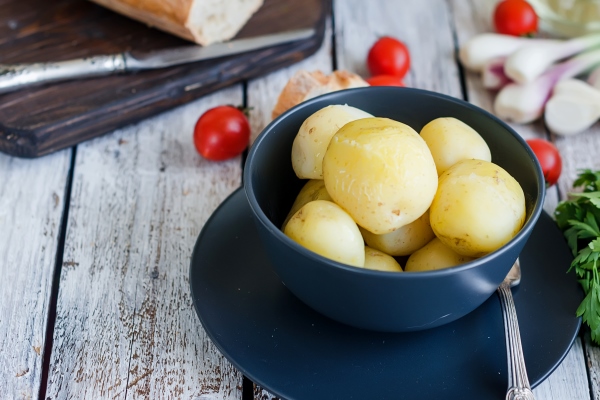 tasty boiled potatoes with dill sparsley and onions in black bowl - Сырники из творога с картофелем