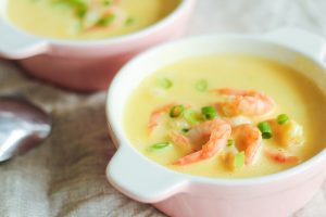 tasty cream soup with fresh shrimps on table - Суп-пюре из креветок