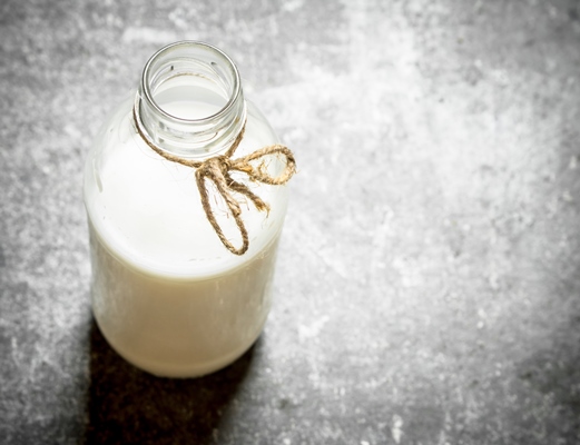 the milk in the bottle on stone table - Правила приготовления молочных супов