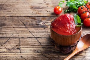 tomato paste in a wooden bowl and fresh tomatoes - Томатный суп-пюре с молочным соусом