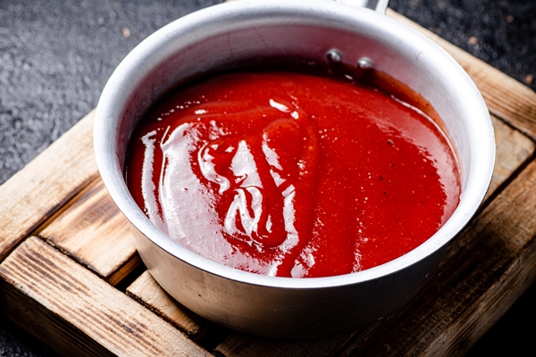 tomato sauce on a wooden tray - Постный томатный соус