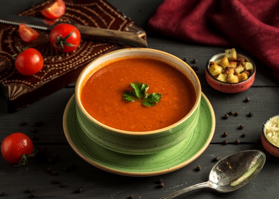 tomato soup with green table - Томатный суп-пюре с молочным соусом