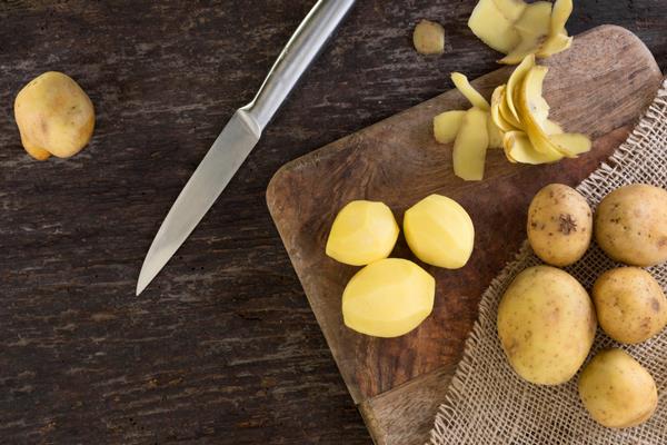 top view peeled potatoes arrangement - Тушёная говядина с картофелем и луком