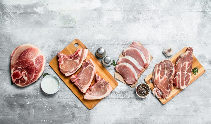 variety of raw meat pork on a rustic background - Правила выбора и приготовления мяса