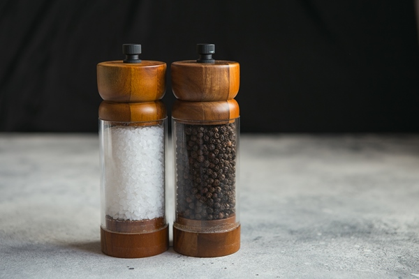 wooden salt and pepper grinder set for cooking - Мясо с айвой