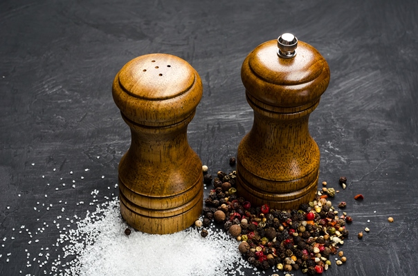 wooden salt and pepper shaker seasoning salt and pepper on black chalk board 1 - Зразы из телятины
