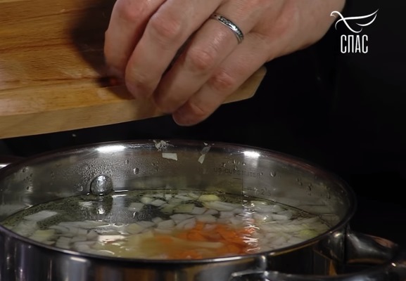 2021 08 03 025 - Монастырская кухня: суп из морской капусты с лососем, фаршированные перцы, винегрет с сельдью