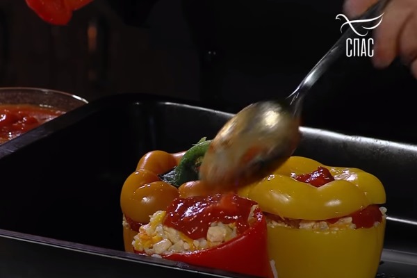 2021 08 03 030 - Монастырская кухня: суп из морской капусты с лососем, фаршированные перцы, винегрет с сельдью (видео)