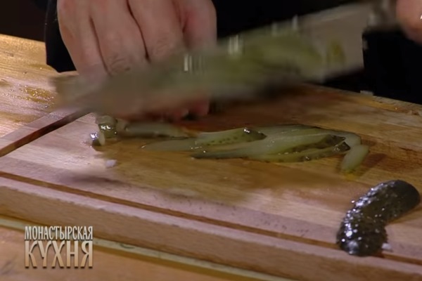 2021 08 03 035 - Монастырская кухня: суп из морской капусты с лососем, фаршированные перцы, винегрет с сельдью (видео)