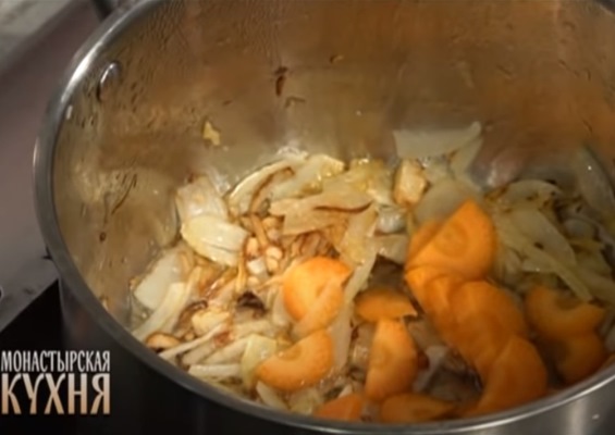 2021 08 04 002 - Монастырская кухня: овсяные оладьи с овощами, гречневый суп с грибами (видео)