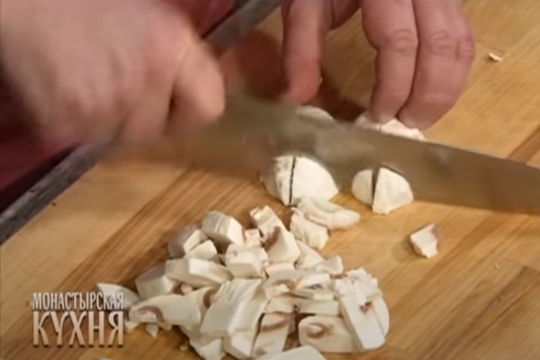 2021 08 04 003 - Монастырская кухня: овсяные оладьи с овощами, гречневый суп с грибами (видео)