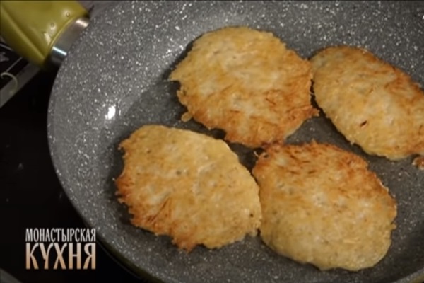 2021 08 04 013 - Монастырская кухня: овсяные оладьи с овощами, гречневый суп с грибами