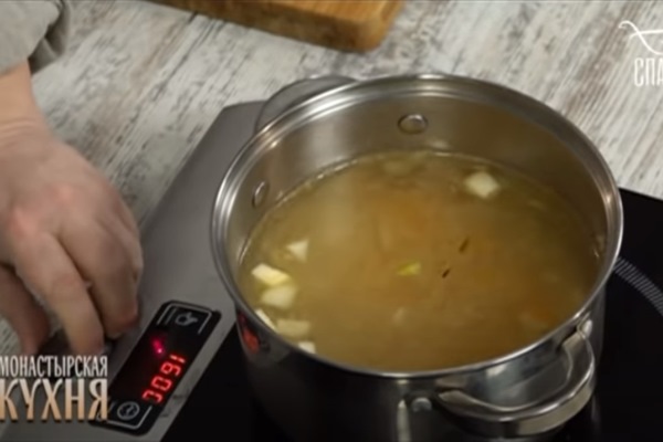 2021 08 11 005 - Монастырская кухня: суп со шпинатом и перловкой, ушки с редькой (видео)