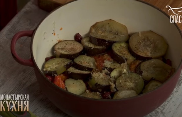 2021 10 01 011 - Монастырская кухня: греческая овощная мусака, пудинг из риса с яблоками (видео)