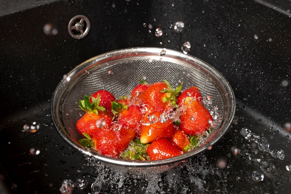 assortment of strawberries being washed - Ягодный крем