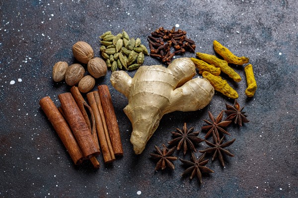 assortment of winter spices - Монастырская кухня: рисовая каша с морковью, печенье макруд (видео)