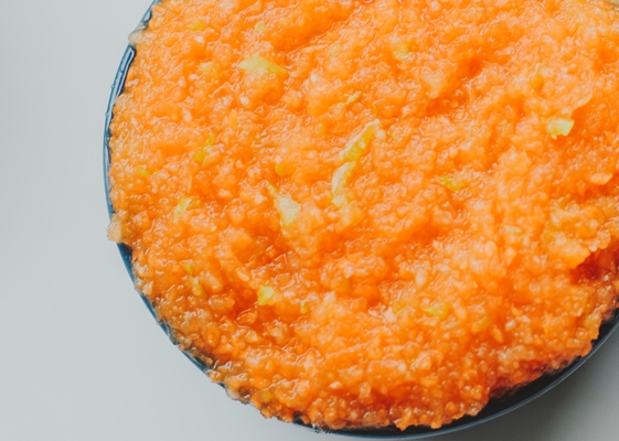 baby food carrot puree with green apples in ceramic bowl - Монастырская кухня: пшённые галушки, ореховая тарталетка (видео)
