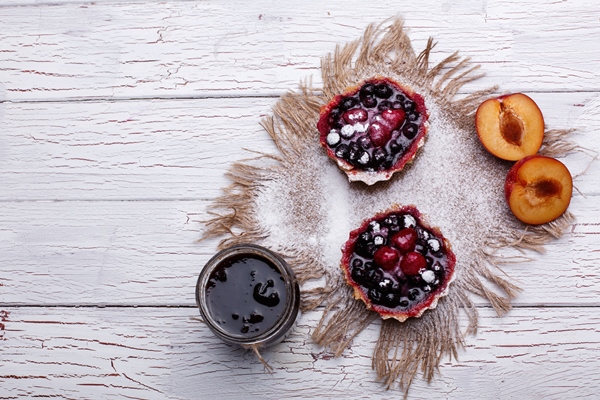 baked baskets with berries sweet cream and honey - Монастырская кухня: тёплый салат из баклажанов, постные корзиночки