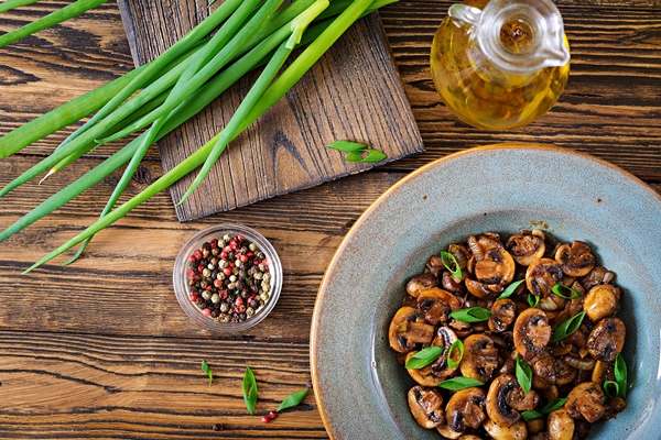 baked mushrooms with soy sauce and herbs vegan food top view - Блинчики с грибами, картофелем и луком