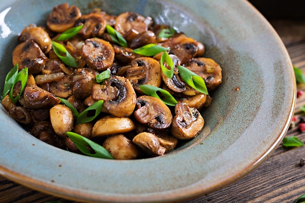 baked mushrooms with soy sauce and herbs vegan food - Эскалоп с грибами и томатами