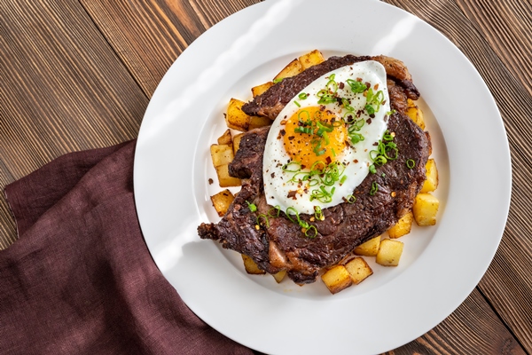 beefsteak with fried egg - Бифштекс с яйцом