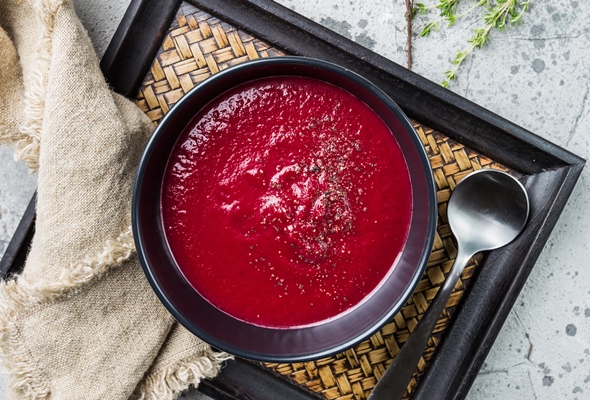 beetroot mashed soup with cream apple cheese and thyme in a bowl - Монастырская кухня: похлёбка с фасолью и рисом, свекольный кекс (видео)