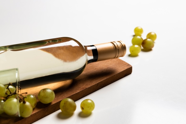 bottle of white wine on cutting board - Монастырская кухня: мидии в белом вине, салат из авокадо со спаржей и креветками (видео)