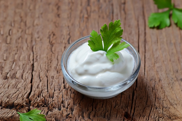 bowl of dip sauce with parsley - Пресное бездрожжевое тесто