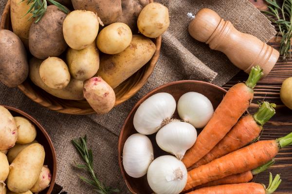 bowls with potatoes carrot and garlic on table - Монастырская кухня: печенье маковое с карамелью, морковный суп-пюре (видео)