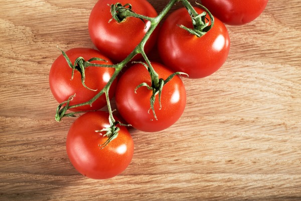 branch of red cherry tomatoes organic wooden - Гаспачо по-мароккански