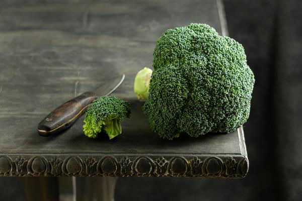 broccoli on table high angle - Монастырская кухня: голубцы из пекинской капусты, морковный цимес