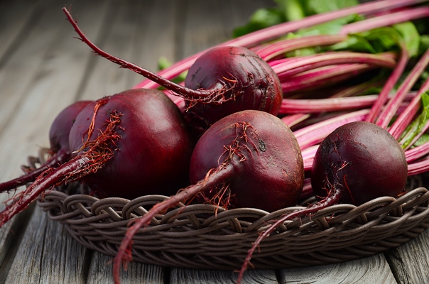 bunch of fresh organic beets on rustic wooden table - Разноцветные блинчики
