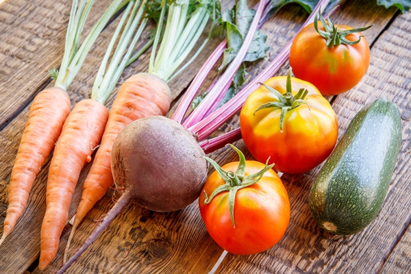 carrots beetroot tomatoes and zucchini just picked in the garden on wooden boards fresh vegetables - Винегрет из сырых овощей, постный стол