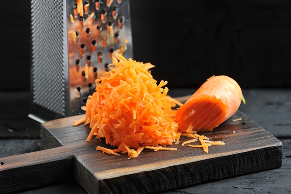 carrots grated on a grater close up - Монастырская кухня: постный шоколадно-кофейный пирог с вишней и бананами, овощной суп