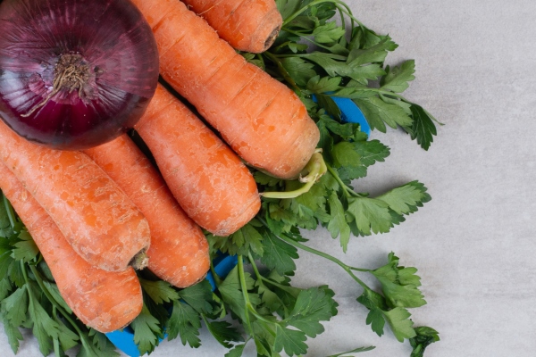cauliflower carrots and onion on blue plate high quality photo - Монастырская кухня: перловая каша с овощами, паштет из фасоли (видео)