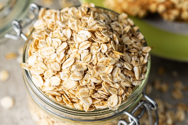 cereal oatmeal in jar on old kitchen table - Овсянка с яблоком и корицей