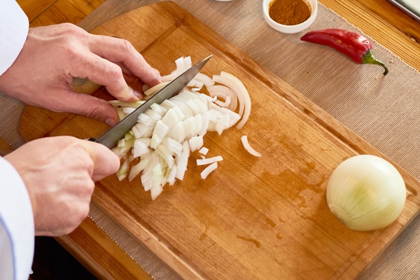 chef cutting onion - Почки в луковом соусе